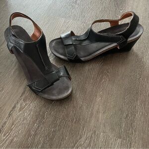 Taos Sheila Black Wedge Casual Summer Minimalist Sandals Women’s Size 41